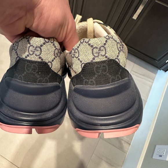 GUCCI SNEAKERS - Picture 2 of 4